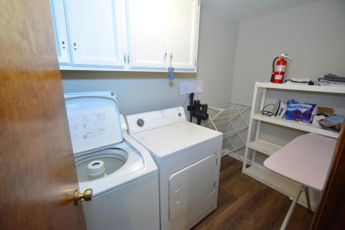a white washer and dryer in a small room at SunRidge at Willow Cove in Bass Lake
