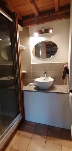 ein Badezimmer mit Waschbecken und Spiegel in der Unterkunft Un Cabanon en Provence in Cabasse
