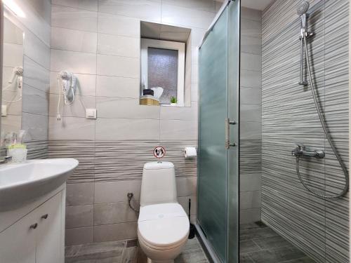 Ένα μπάνιο στο PANORAMNA - Guest Rooms
