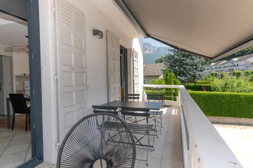 Un balcón o terraza en La Porte des Alpes chambres d'hôtes