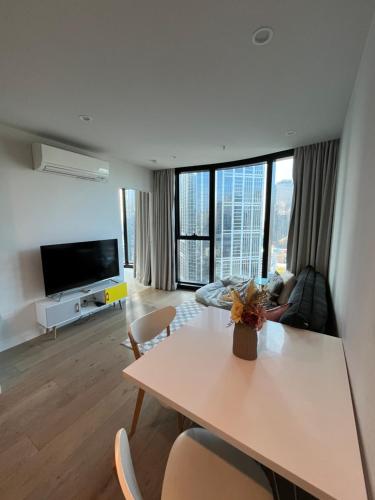 TV/trung tâm giải trí tại City Central 2Bed 2Bath Garage