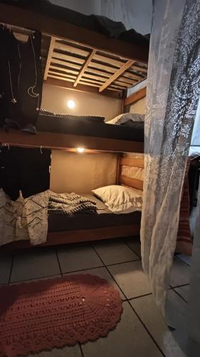 a couple of bunk beds in a room at Cama Quarto Black hostel Pousada Tijucas Lua Encantada in Tijucas