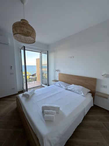 Postel nebo postele na pokoji v ubytování BELVEDERE SUITES Vista Mare, Eleganza e Comfort