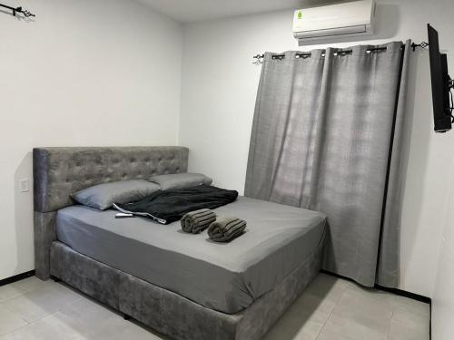 Katil atau katil-katil dalam bilik di Mami Apartments
