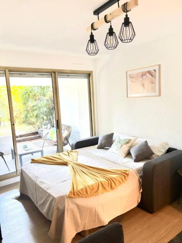 - une chambre avec un grand lit en face d'une fenêtre dans l'établissement Marina Baie des Anges, à Villeneuve-Loubet