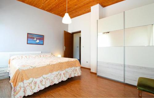 Ένα ή περισσότερα κρεβάτια σε δωμάτιο στο Gorgeous Apartment In Premantura