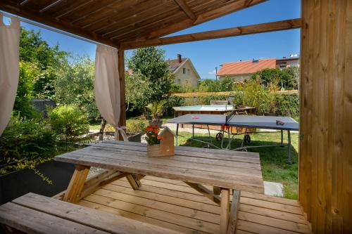 Un jardín fuera de La Porte des Alpes chambres d'hôtes