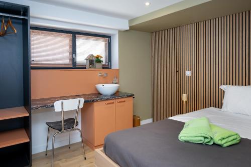 Una cama o camas en una habitación de La Porte des Alpes chambres d'hôtes