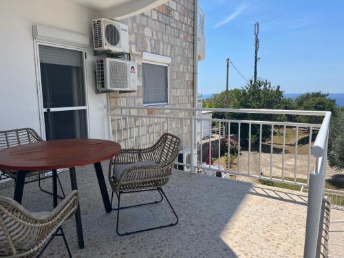 a patio with a table and chairs on a balcony at Vila Natalia in Petrovac na Moru