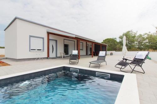 Family friendly house with a swimming pool Sabunike, Zadar - 24804