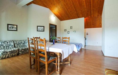 Χώρος καθιστικού στο Gorgeous Apartment In Premantura