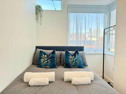 Katil atau katil-katil dalam bilik di Modern 2 Bedroom Apartment in Central Croydon with Free Parking
