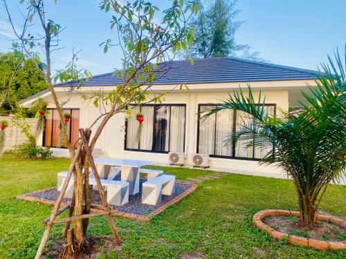 una casa con tavolo da picnic in cortile di Fueng Fah Villa Sea Views a Nakhon Si Thammarat