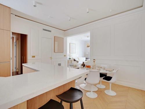 Elegant A C Apt 2BR 6P Paris 17th Monceau