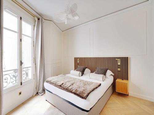 Elegant A C Apt 2BR 6P Paris 17th Monceau