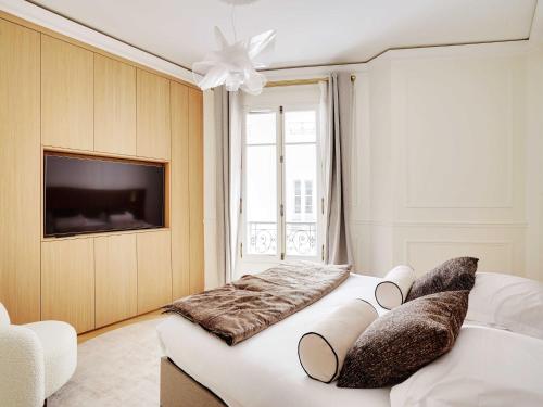 Elegant A C Apt 2BR 6P Paris 17th Monceau