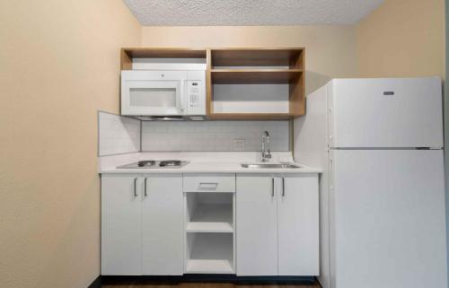 Dapur atau dapur kecil di Extended Stay America Premier Suites - Miami - Airport - Miami Springs