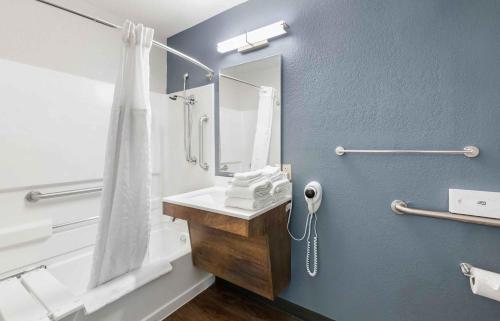Bilik mandi di Extended Stay America Premier Suites - Miami - Airport - Miami Springs