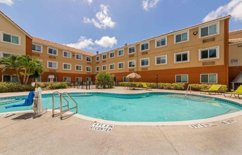 Kolam renang di atau dekat dengan Extended Stay America Premier Suites - Miami - Airport - Miami Springs