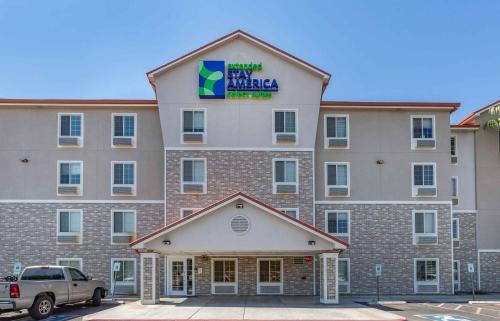 a hotel with a car parked in front of it at Extended Stay America Select Suites - Phoenix - Peoria - Sun City in Peoria