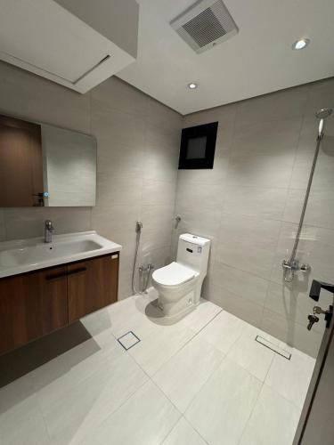 a bathroom with a toilet and a sink at أجنحة رافينا هاوس - Ravina Suites in Riyadh