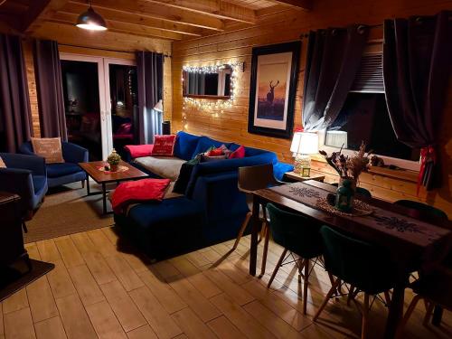 Posezení v ubytování Górska chata na Kaszubach - balia na wyłączność, sauna, klimatyczne miejsce