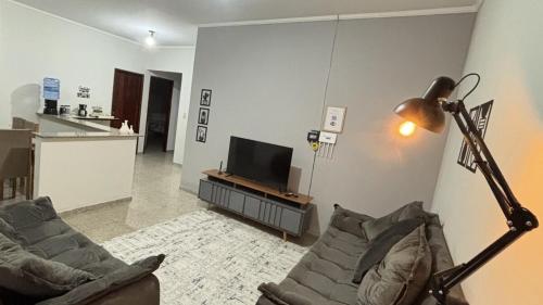Μια τηλεόραση ή/και κέντρο ψυχαγωγίας στο Apartamento aconchegante e localização excelente