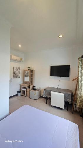 Μια τηλεόραση ή/και κέντρο ψυχαγωγίας στο Passion Nai Harn Guesthouse