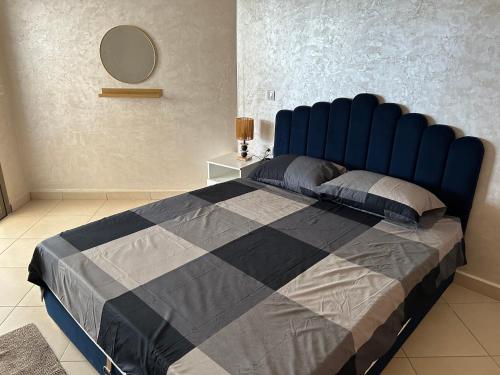 Una cama o camas en una habitación de Appartement pied dans l eau à Residence Beralmar