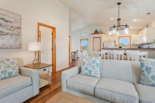 Una sala de estar con dos sofás y una cocina. en 5180 - Perfect Pastime, en Kill Devil Hills