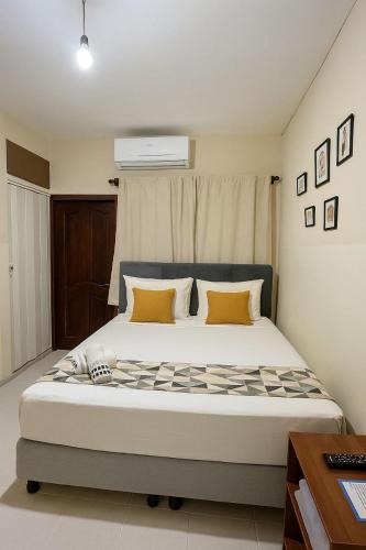 a bedroom with a large bed with yellow pillows at Gaman Hotel Glamping in Santa Cruz de la Sierra