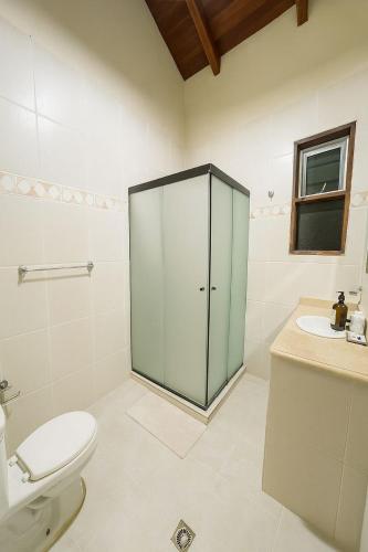 a bathroom with a toilet and a sink at Gaman Hotel Glamping in Santa Cruz de la Sierra