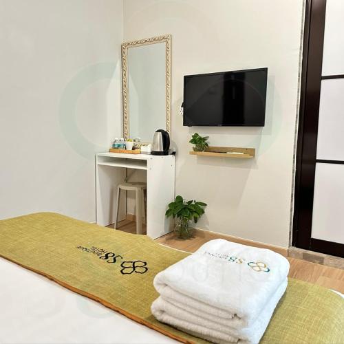 a room with a mirror and a table with towels at S8 Boutique Hotel near KLIA 1 & KLIA 2 in Sepang