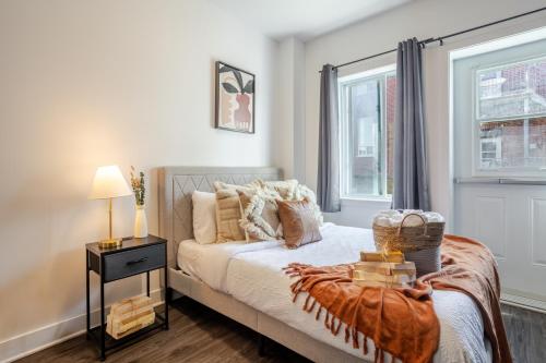 En eller flere senge i et værelse på Large Suite in Downtown Montreal