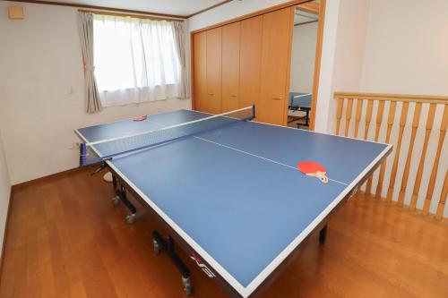 a ping pong table in a room with a ping pong ball at 南伊豆ガーデンヴィラ in Minamiizu