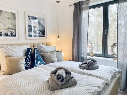 a bedroom with a bed with towels on it at Ferienwohnung Ostseeliebe Parkvillen Carlota und Candela Baabe in Baabe