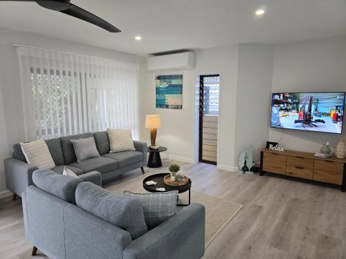 TV a/nebo společenská místnost v ubytování Spacious Beach Apartment Yeppoon - ARay at Cooee Bay - Apt B