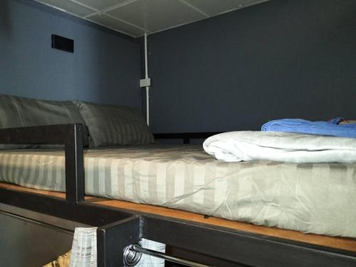 Koh Tao Mae Haad Hostelにあるベッド