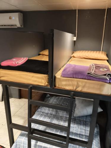 Koh Tao Mae Haad Hostelにあるベッド