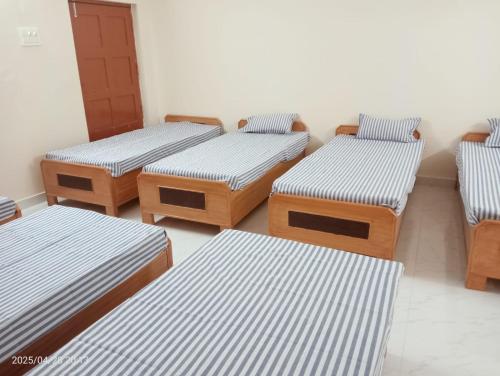 巴特那Hotel Vishwa Residency的房间里有九张床垫