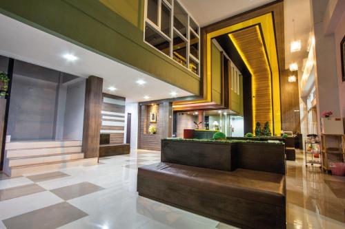 a lobby with a bench in a building at Maison de Cheer in Trang