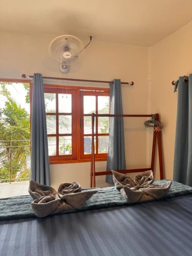 une chambre avec un lit, deux oreillers et une fenêtre dans l'établissement Rocky resort, à Koh Tao