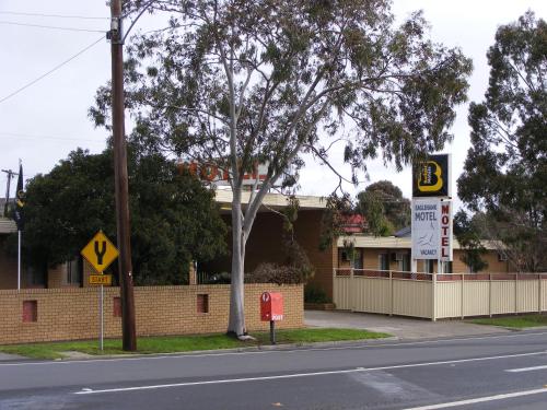 a street with street signs in front of a building at Eaglehawk Motel Bendigo in Bendigo