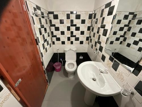 a small bathroom with a toilet and a sink at Green Villa in Nuwara Eliya