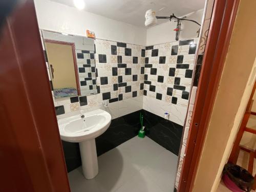 a bathroom with a sink and a mirror at Green Villa in Nuwara Eliya