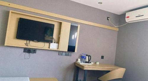 Cette chambre dispose d'une télévision à l'angle d'un mur. dans l'établissement Thank Inn Hotel Jiangsu Huaian Lianshui Baiyue Square, à Paifang