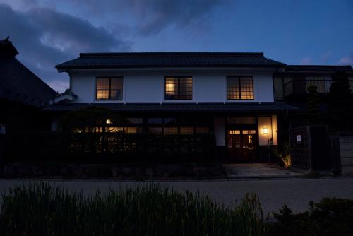 a house at night with its lights on at Travel Stop UNNOWA in Tomi