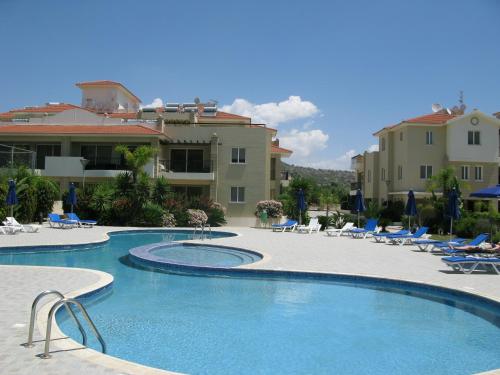 uma piscina num resort com espreguiçadeiras em Pyla Gardens Apartment E 202 em Pyla