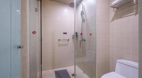 Bilik mandi di Jinjiang Inn Select Heze Wanxiang Plaza Guiling Road