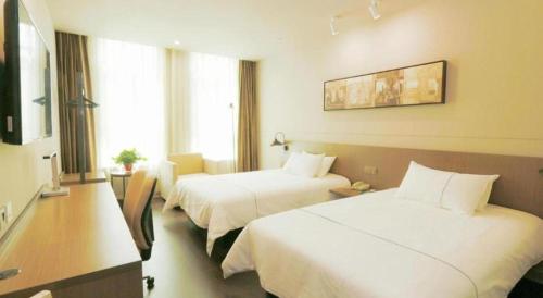 Katil atau katil-katil dalam bilik di Jinjiang Inn Select Heze Wanxiang Plaza Guiling Road